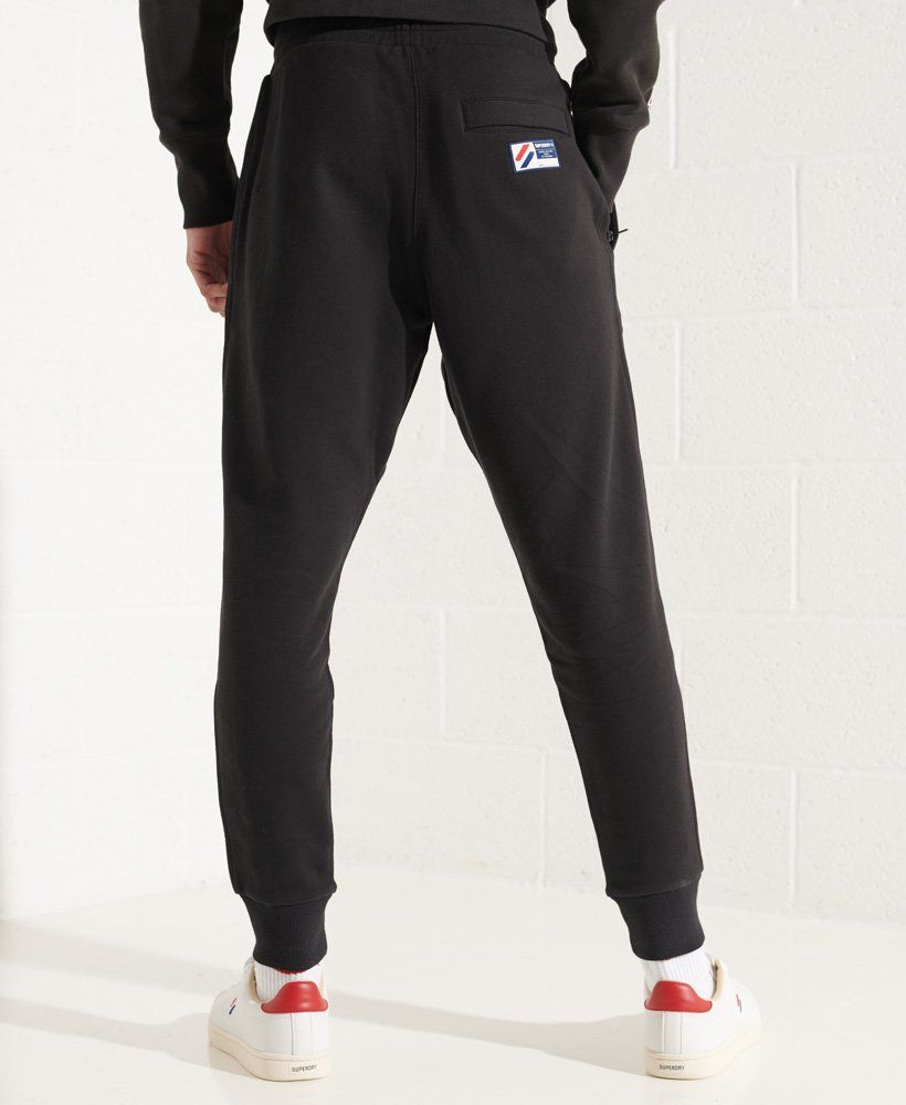 PANTALONI JOGG E LEGGINGS Uomo SUPERDRY. M7010672A 02A - LOGO JOGGER BLACK  - TNT Jeanswear Research